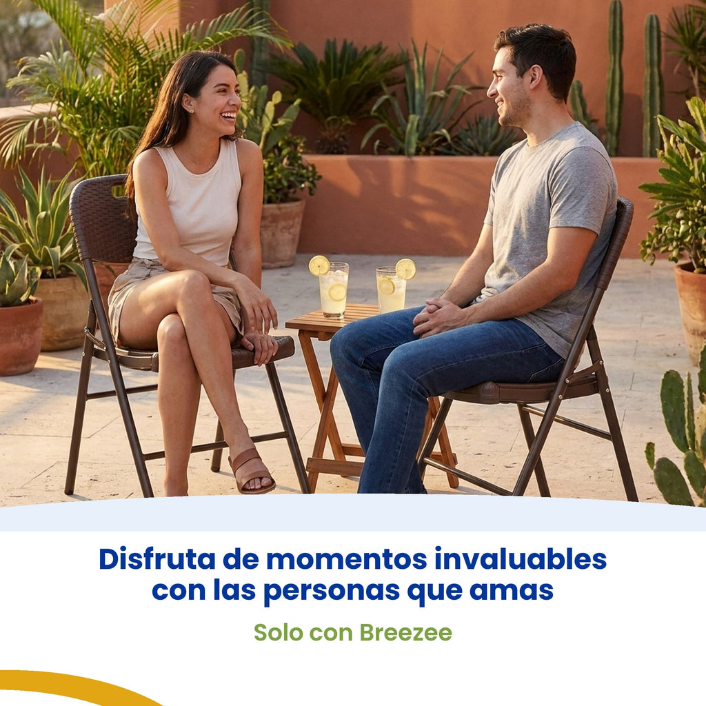 Pareja sentada en las 2 sillas plegables tipo rattan café en una terraza
