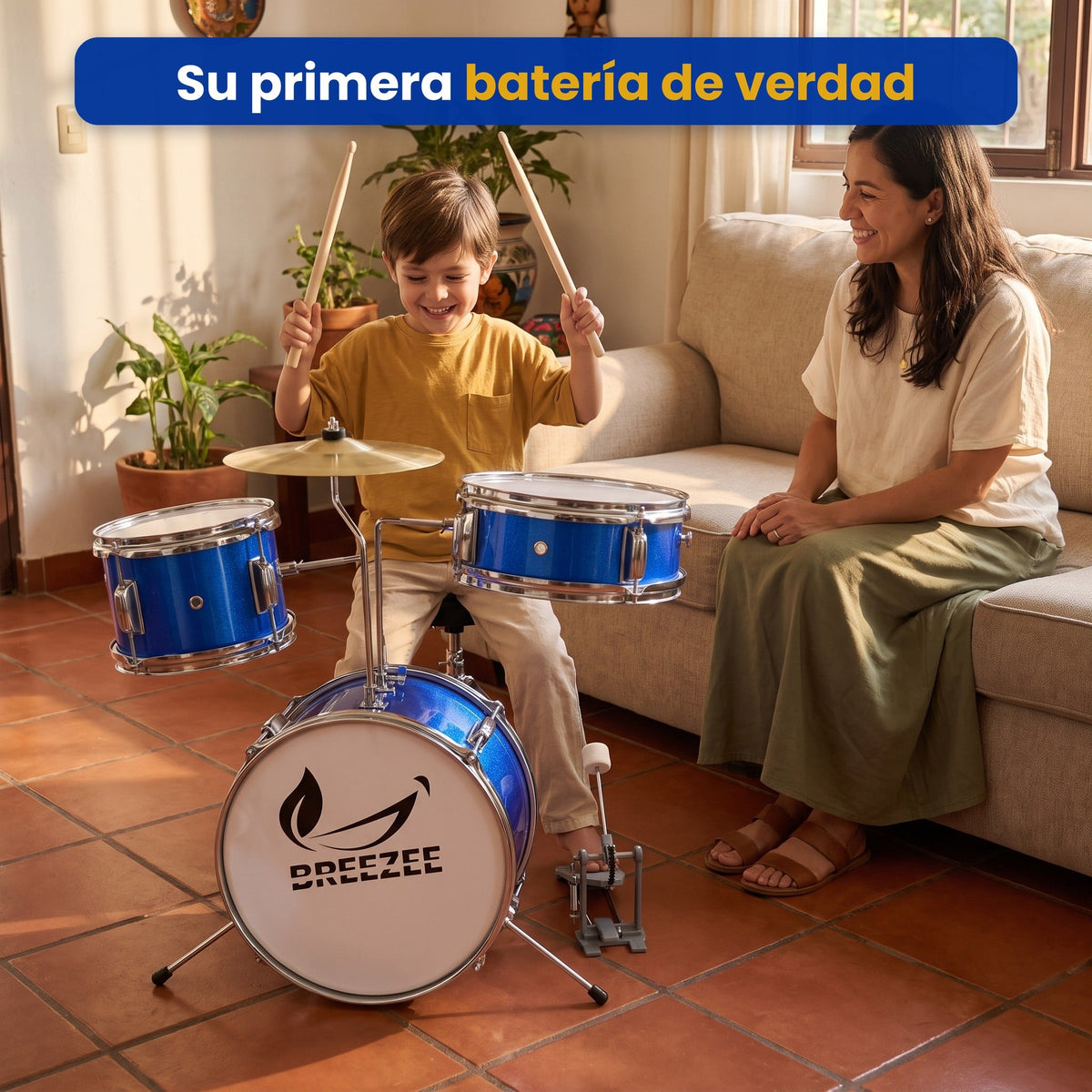 Niño tocando la batería infantil BREEZEE azul en la sala con su mamá