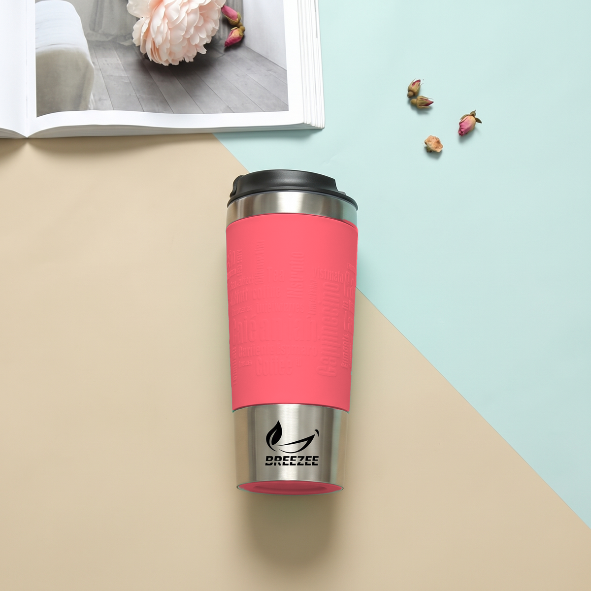 Termo coral BREEZEE sobre un escritorio de madera junto a una taza de café