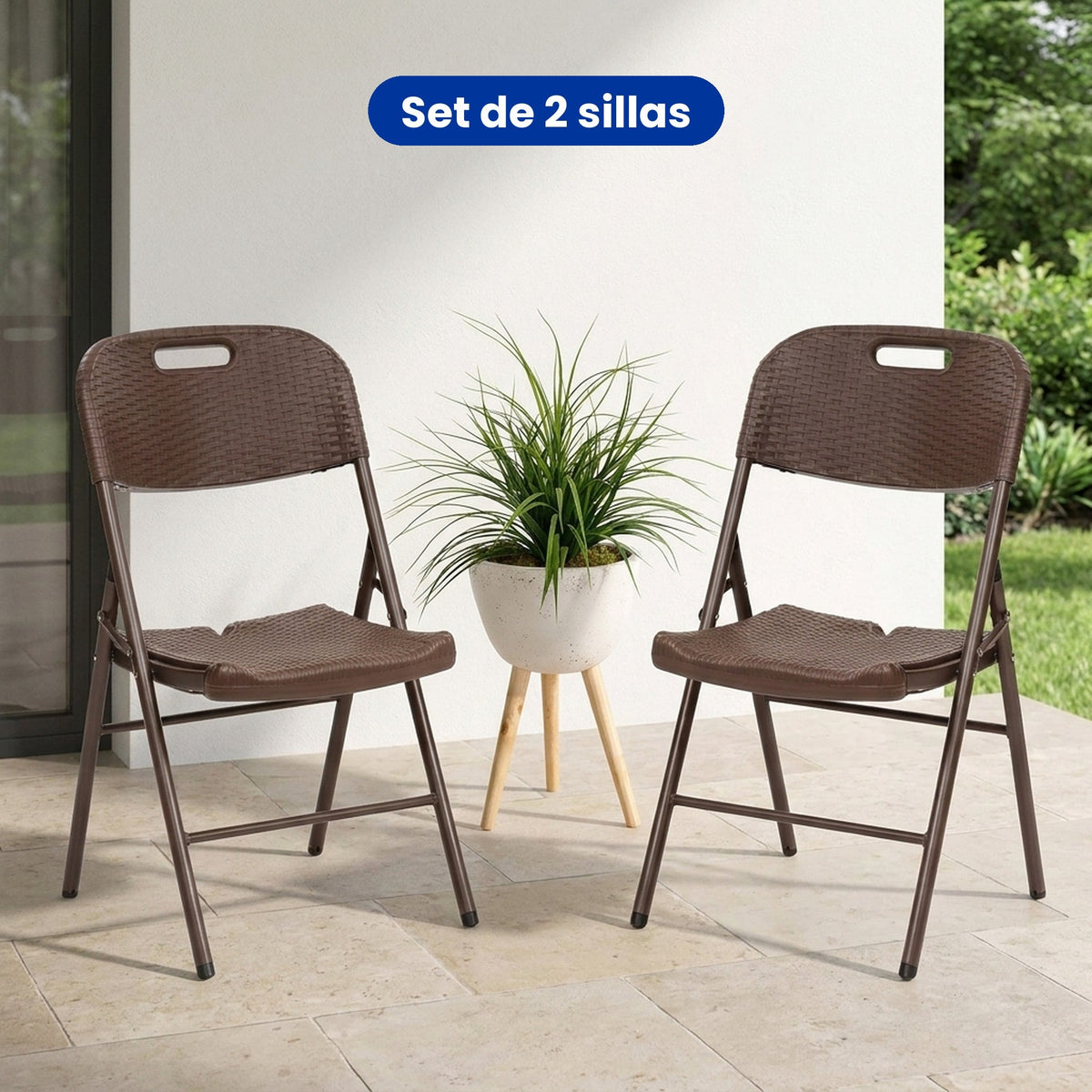 Set de 2 sillas plegables tipo rattan café en un patio