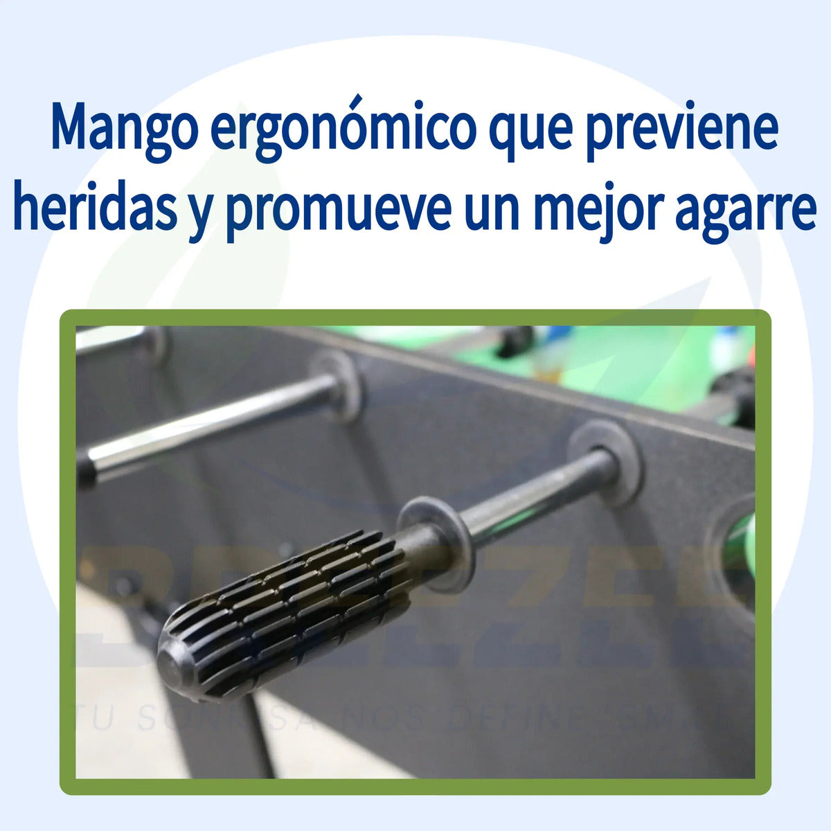 Mesa de futbolito Breezee plegada para ahorrar espacio en interiores
