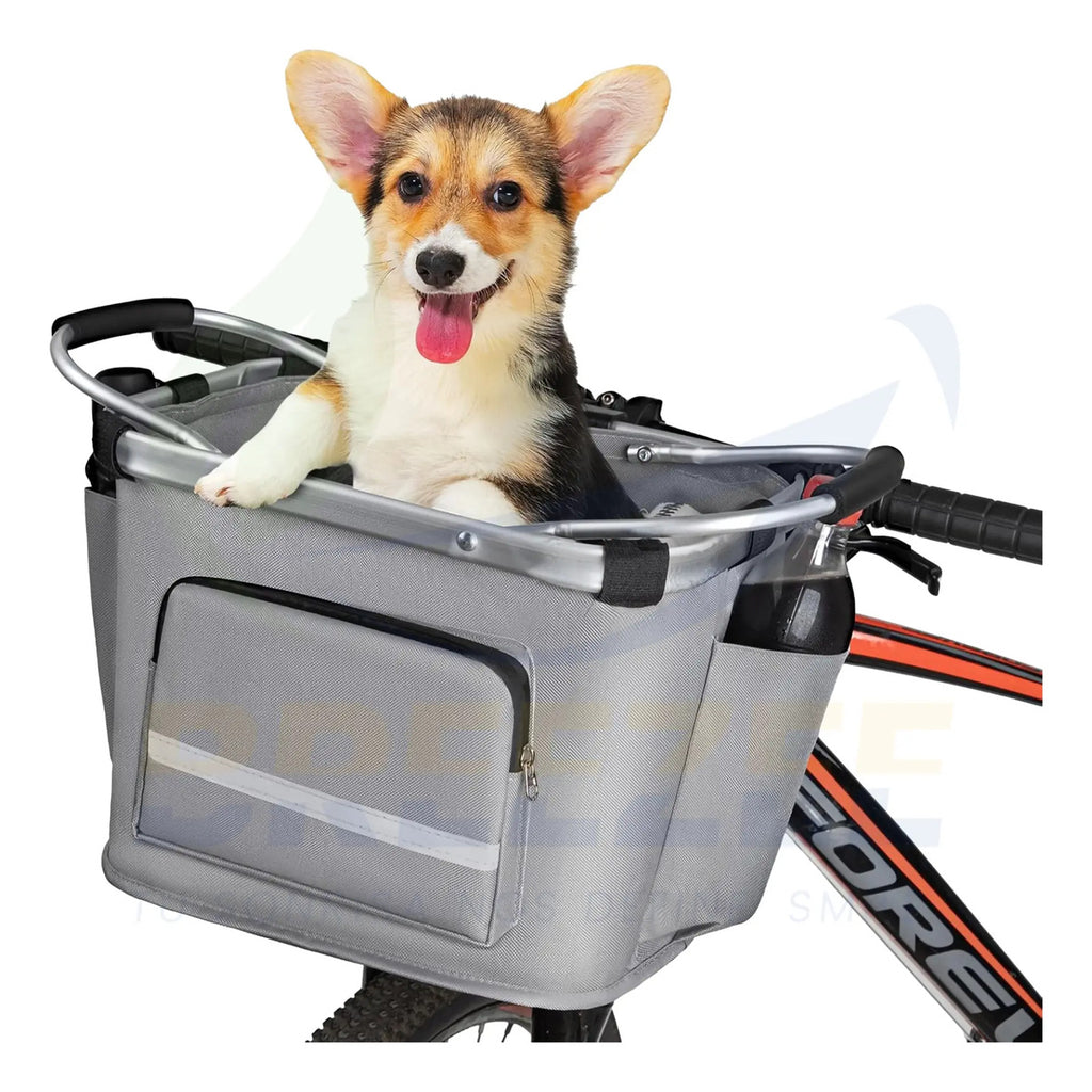 Perro corgi asomado dentro de la canasta gris montada en la bicicleta