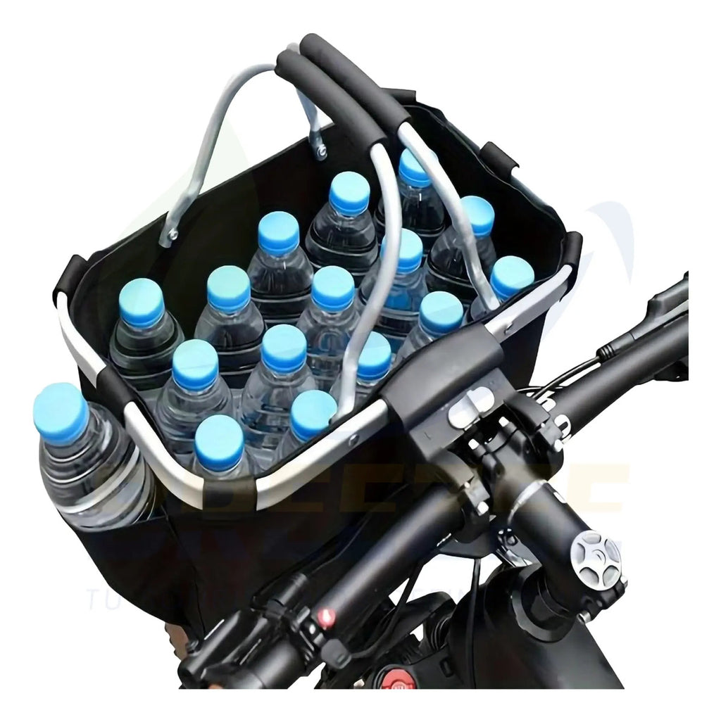 Canasta cargada con botellas de agua montada en la bicicleta