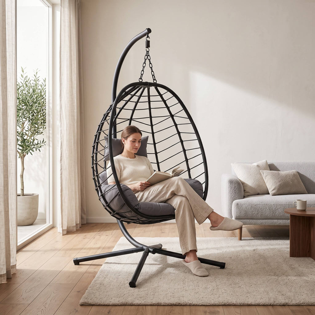 Silla colgante en una sala con una persona leyendo sentada