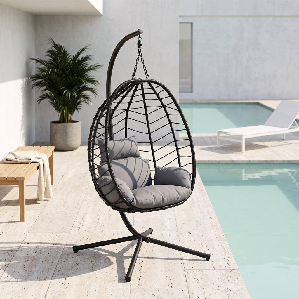 Silla colgante junto a una alberca