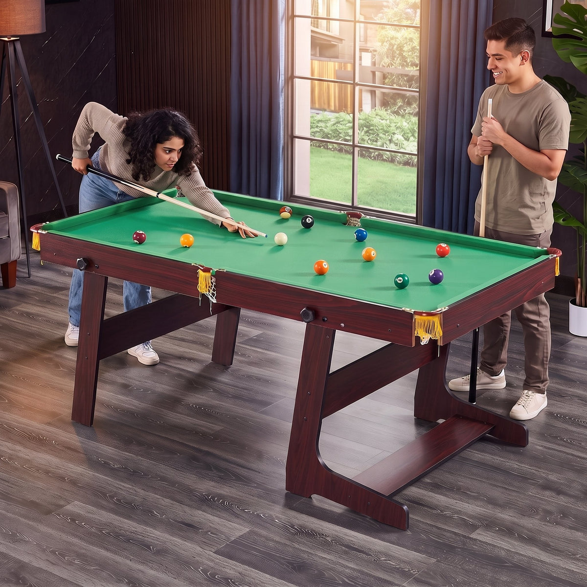 Dos adultos jugando billar en casa con la mesa plegable BREEZEE de 5 pies