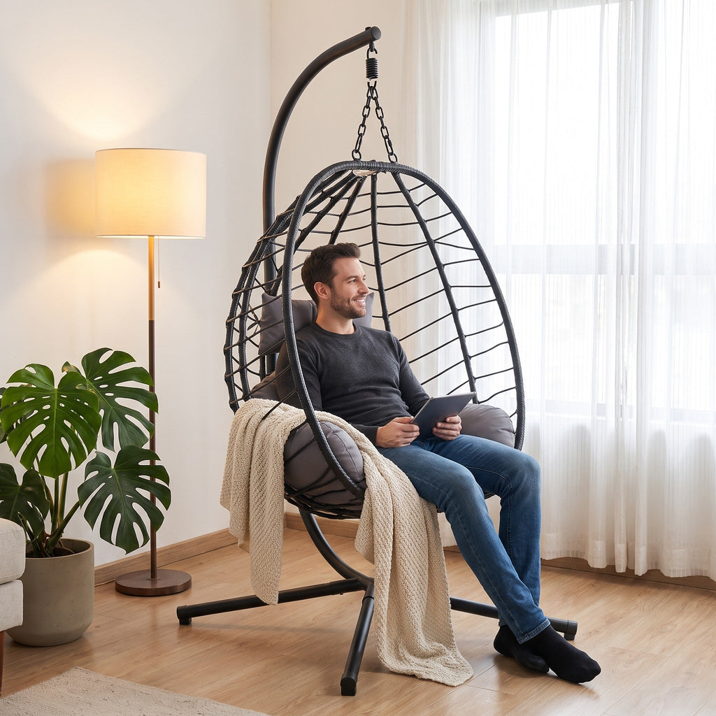 Silla colgante en sala con un hombre sentado