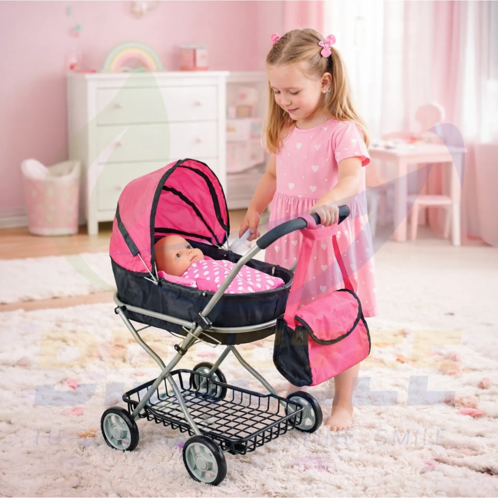 Niña jugando con carriola de juguete BREEZEE rosa chicle en casa