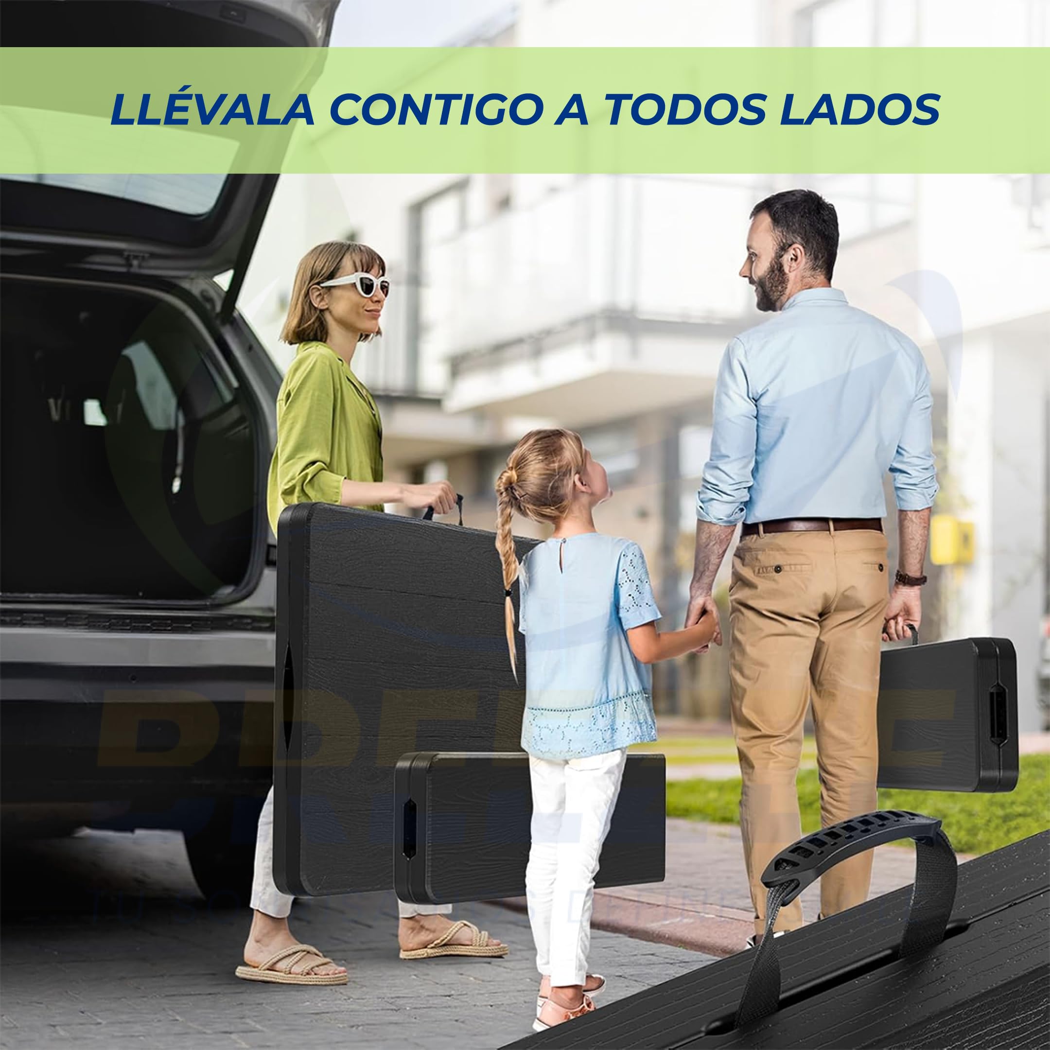 Familia transportando el set plegado BREEZEE en la cajuela del auto facil de llevar