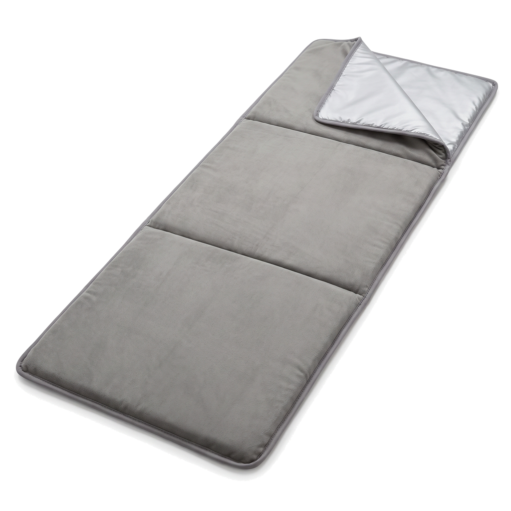 Colchoneta plegable de felpa gris BREEZEE, extendida con el reverso plateado a la vista