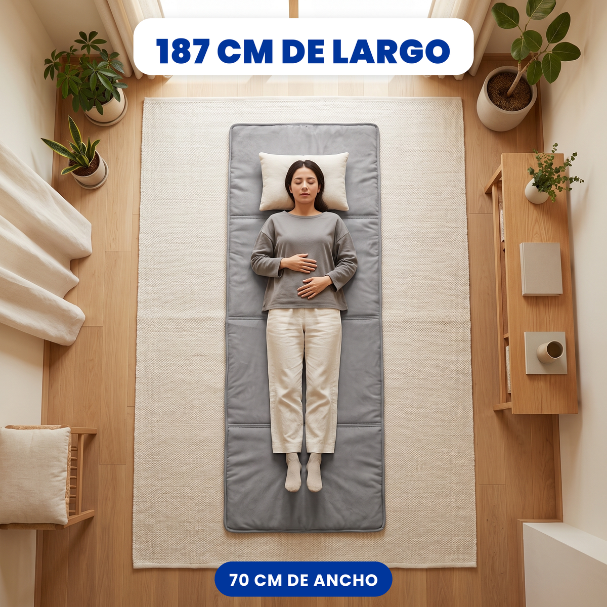 Colchoneta plegable de felpa gris BREEZEE, 187 cm de largo, una persona acostada